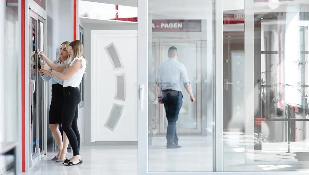 Wnętrze salonu sprzedaży PAGEN Premium Partner z ekspozycją okien, drzwi i bram garażowych