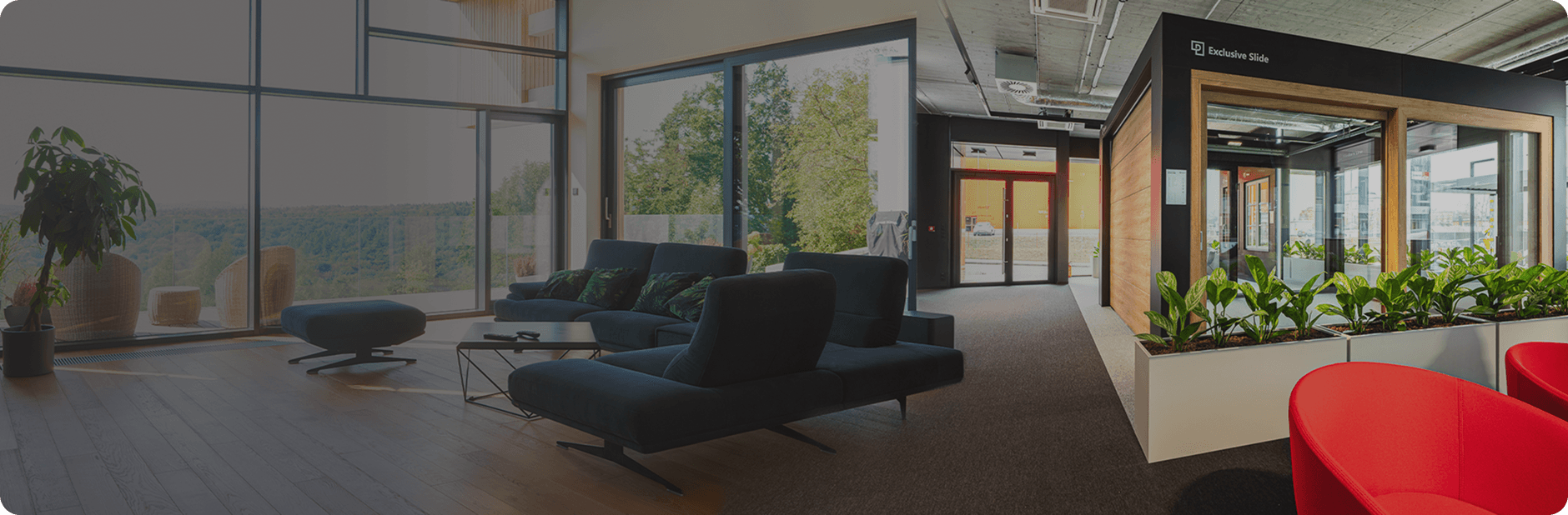 Eleganckie, duże okna tarasowe w nowoczesnym salonie z czarną sofą