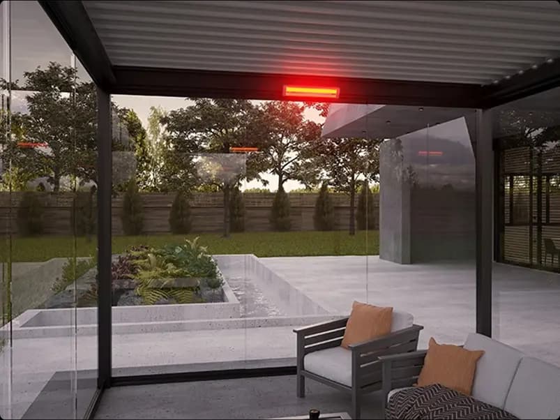 Pergola lamelowa aluminiowa na tarasie z meblami wypoczynkowymi